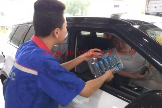 加油站里遇到推销燃油宝的，说出这句话，他们很可能就会离开了