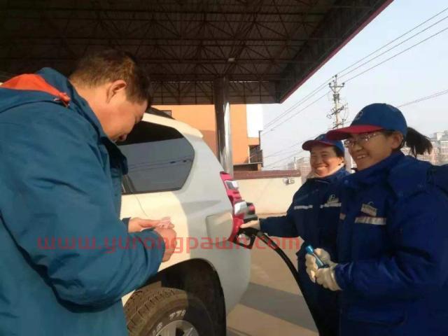 加油站里遇到推销燃油宝的，说出这句话，他们很可能就会离开了